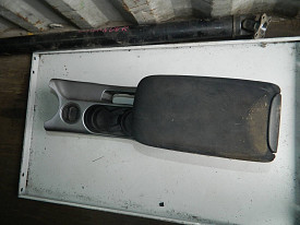 КОНСОЛЬ СРЕДНЯЯ (БОРОДА) (С ПОДЛОКОТНИКОМ) MITSUBISHI OUTLANDER XL CW0W 2005-2012