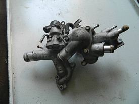 КОРПУС ТЕРМОСТАТА 3.0 (С КЛАПАНОМ РЕЦИРКУЛЯЦИИ) MITSUBISHI OUTLANDER XL CW0W 2005-2012
