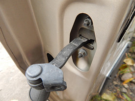 ОГРАНИЧИТЕЛЬ ДВЕРИ ПЕРЕДНИЙ (ФИКСАТОР) (СТОПОР) FORD ESCAPE R3 2007-2012