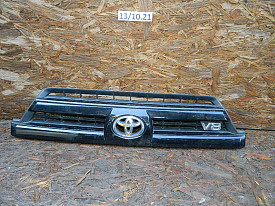 РЕШЕТКА РАДИАТОРА (ОСНОВНАЯ) (53111-35590) (ЧЕРНАЯ) (V8) (КРЕПЛЕНИЕ ПОСЛЕ РЕСТАВРАЦИИ) (С ТРЕЩИНОЙ) TOYOTA 4RUNNER 215 2002-2005