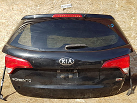 ДВЕРЬ БАГАЖНИКА (КРЫШКА БАГАЖНИКА) (СО СПОЙЛЕРОМ) (ЧЕРНАЯ) KIA SORENTO 2 XM 2012-2014