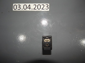 AUX РАЗЪЕМ И USB (БЕЗ КРЫШКИ) TOYOTA CAMRY XV50-55 2011-2014