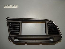 ДЕФЛЕКТОР ЦЕНТРАЛЬНОЙ КОНСОЛИ С РАМКОЙ МАГНИТОФОНА (ЧЕРНЫЙ,КАРБОН) (ЧЕРНЫЙ) (В СБОРЕ) (ПОД БОЛЬШОЙ ДИСПЛЕЙ) (84741-F3AF0) HYUNDAI ELANTRA AD 2018-2020