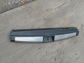 НАКЛАДКА КРЫШКИ БАГАЖНИКА (A1646900141) MERCEDES-BENZ ML350-ML500-ML550 W164 2005-2011