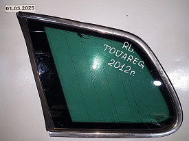 СТЕКЛО КРЫЛА БАГАЖНИКА ЗАДНЕЕ ЛЕВОЕ (СОБАЧНИК ФОРТОЧКА ГЛУХОЕ) VOLKSWAGEN TOUAREG GP 2010-2014