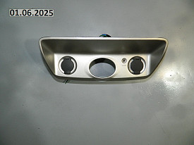 НАКЛАДКА ЦЕНТРАЛЬНОЙ КОНСОЛИ С ГНЕЗДОМ ДЛЯ ЗАРЯДКИ И С AUX (68262-ZQ10) (СЕРЕБРО) NISSAN TITAN A60 2007-2015