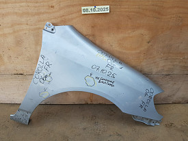 КРЫЛО ПЕРЕДНЕЕ ПРАВОЕ (НЕБОЛЬШАЯ ВМЯТИНА) (СЕРЕБРО) TOYOTA COROLLA E120-E130 2000-2007