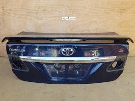 КРЫШКА БАГАЖНИКА (ДВЕРЬ БАГАЖНИКА) (СО СПОЙЛЕР) (СИНИЙ) TOYOTA COROLLA E140-E150 2010-2013