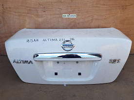 КРЫШКА БАГАЖНИКА (ДВЕРЬ БАГАЖНИКА) (В СБОРЕ С МОЛДИНГОМ) (БЕЛЫЙ) NISSAN ALTIMA L32 2006-2013