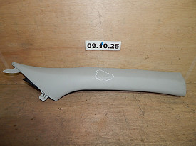 НАКЛАДКА ПЕРЕДНЕЙ СТОЙКИ ВЕРХНЯЯ ПРАВАЯ (СЕРЫЙ) (85850-C6000) (ЦАРАПИНЫ) KIA SORENTO 3 UM 2014-2020