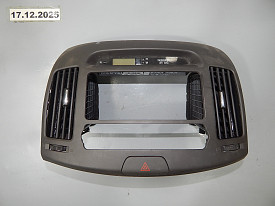 РАМКА КЛИМАТ КОНТРОЛЯ И МАГНИТОЛЫ С ЧАСАМИ И ДЕФЛЕКТОРАМИ (ТЕМНО-СЕРЫЙ) (ЦАРАПИНЫ) HYUNDAI ELANTRA 2007-2010 