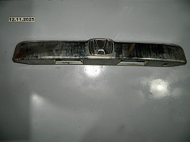 НАКЛАДКА ДВЕРИ БАГАЖНИКА НАРУЖНАЯ (ХРОМ) (БОЛТЫ ДЛЯ КНОПКИ ОТКРЫВАНИЯ СЛОМАНЫ) HONDA PILOT 2 YF4 2008-2015