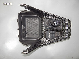 НАКЛАДКА СРЕДНЕЙ КОНСОЛИ (С КНОПКАМИ РОЗЕТКАМИ) (58805-0R080) (ПОД КАРБОН) (КРЕПЛЕНИЯ СЛОМАНЫ) TOYOTA RAV 4 XA50 2018-2025