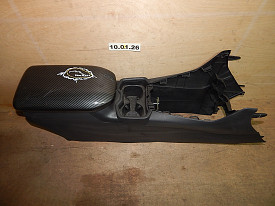 КОНСОЛЬ СРЕДНЯЯ (БОРОДА) (С ПОДЛОКОТНИКОМ) (ДЕФЛЕКТОРАМИ) (ПОД КАРБОН) (ТРЕЩИНА) TOYOTA RAV 4 XA50 2018-2025