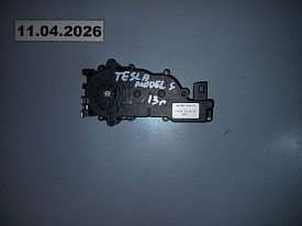 ДОВОДЧИК ЗАМКА ДВЕРИ БАГАЖНИКА (6NM 009 424-79) TESLA MODEL S 5YJS 2012-Н.В