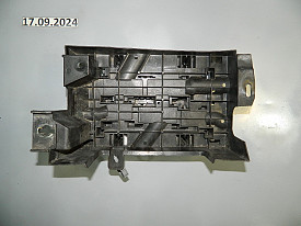 КРЕПЛЕНИЕ БЛОКА ПРЕДОХРАНИТЕЛЕЙ (ПОД КАПОТОМ) CADILLAC ESCALADE GMT900 2006-2014