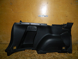 ОБШИВКА БАГАЖНИКА ЗАДНЯЯ ЛЕВАЯ НИЗ (ЧЕРНАЯ) (94027-SC010) (ПОЦАРАПАННАЯ) SUBARU FORESTER SH 2008-2013