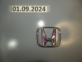 ЭМБЛЕМА КРЫШКИ БАГАЖНИКА (75701-TR6-0030) HONDA FIT 1 GD 2001-2008