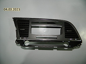 ДЕФЛЕКТОР ЦЕНТРАЛЬНОЙ КОНСОЛИ С РАМКОЙ МАГНИТОФОНА (В СБОРЕ) (ЧЕРНЫЙ) (ПОД МАЛЕНЬКИЙ ДИСПЛЕЙ) (ХРОМ ОБЛЕЗ) HYUNDAI ELANTRA AD 2015-2020