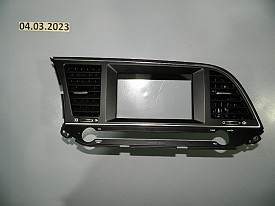 ДЕФЛЕКТОР ЦЕНТРАЛЬНОЙ КОНСОЛИ С РАМКОЙ МАГНИТОФОНА (В СБОРЕ) (ХРОМ) (ЧЕРНЫЙ) (ПОД БОЛЬШОЙ ДИСПЛЕЙ) HYUNDAI ELANTRA AD 2015-2020