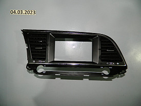 ДЕФЛЕКТОР ЦЕНТРАЛЬНОЙ КОНСОЛИ С РАМКОЙ МАГНИТОФОНА (В СБОРЕ) (ХРОМ ОБЛЕЗ) (ЧЕРНЫЙ) (ПОД БОЛЬШОЙ ДИСПЛЕЙ) (ХРОМ ОБЛЕЗ) HYUNDAI ELANTRA AD 2015-2020