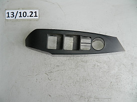 НАКЛАДКА ПУЛЬТА СТЕКЛОПОДЪЕМНИКА ПЕРЕДНЯЯ ЛЕВАЯ (ЧЕРНЫЙ) (GJR94581E) MAZDA 6 GJ 2012-2018