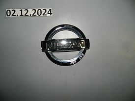 ЭМБЛЕМА КРЫШКИ БАГАЖНИКА (ХРОМ) (90891-EA500) NISSAN PATHFINDER R51 2004-2012