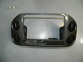 ДЕФЛЕКТОР ЦЕНТРАЛЬНЫЙ (R-L) (С РАМКОЙ МАГНИТОФОНА) (СЕРЫЙ) (5M0858071E) VOLKSWAGEN TIGUAN NF 2011-2017