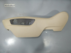 ПЛАСТИКОВАЯ НАКЛАДКА ПЕРЕДНЕГО ЛЕВОГО СИДЕНЬЯ ЛЕВАЯ (7P6881313C) (ЦАРАПИНЫ) (БЕЖЕВЫЙ) VOLKSWAGEN TOUAREG NF-FL 2010-2018