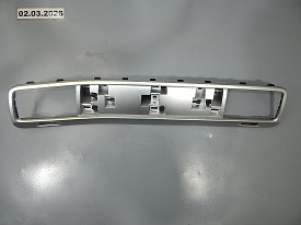 НАКЛАДКА ПЕРЕДНЕЙ ПАНЕЛИ ПРАВАЯ (СЕРЕБРО) VOLKSWAGEN TOUAREG NF-FL 2010-2018